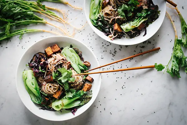 Soba-Nudel-Gericht mit Pak Choi