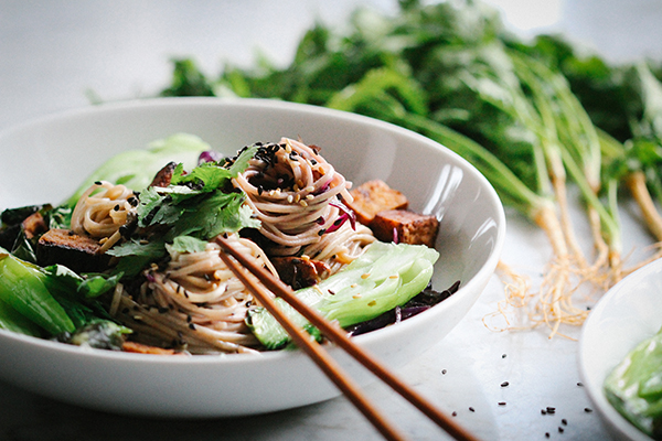 Soba-Nudelgericht mit krossem Tofu, Shiitake &amp; Pak Choi • veggies | vegan