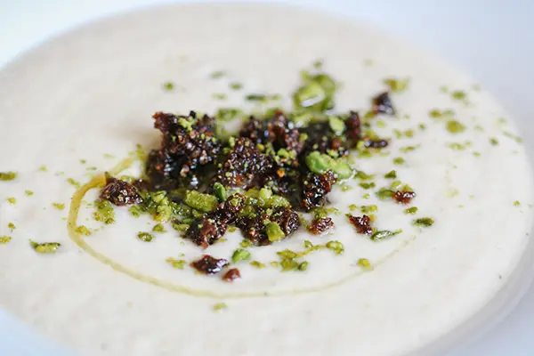 Topinambursuppe mit Pumpernickel-Crumble und Pistazienstaub