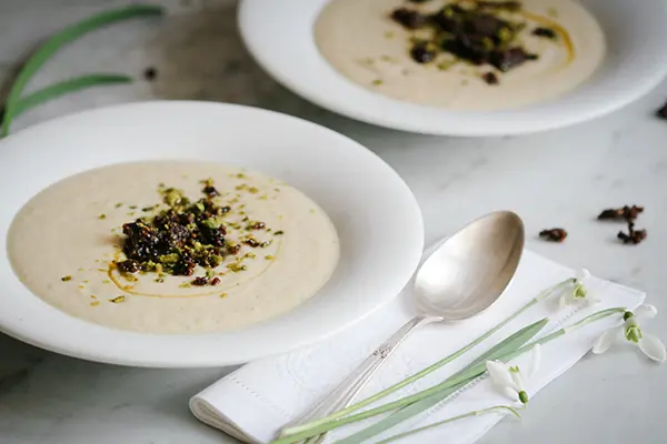 Topinambursuppe mit Pumpernickelcrumble und Pistazien