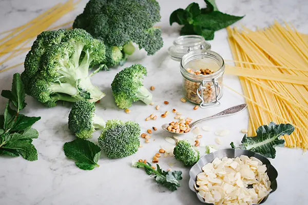 Zutaten für ein veganes Brokkoli-Minz-Pesto