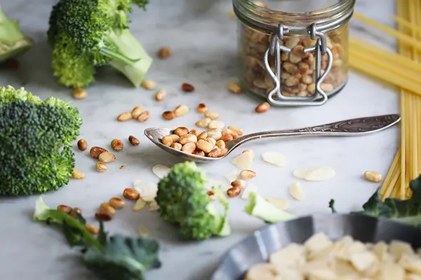 Zutaten für ein veganes Brokkoli-Minz-Pesto