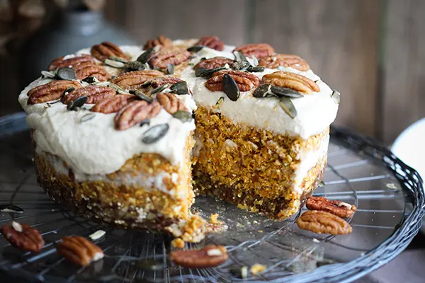 Roher Rüblikuchen angeschnitten