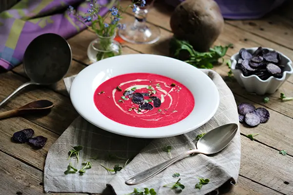 Rote-Bete-Suppe mit wasabi-Schaum