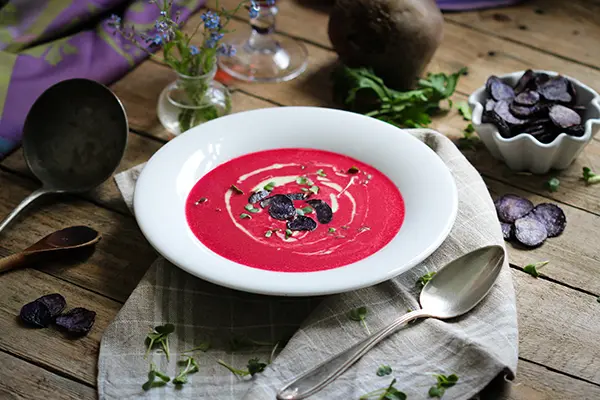 Rote-Bete-Suppe mit Wasabi-Schaum