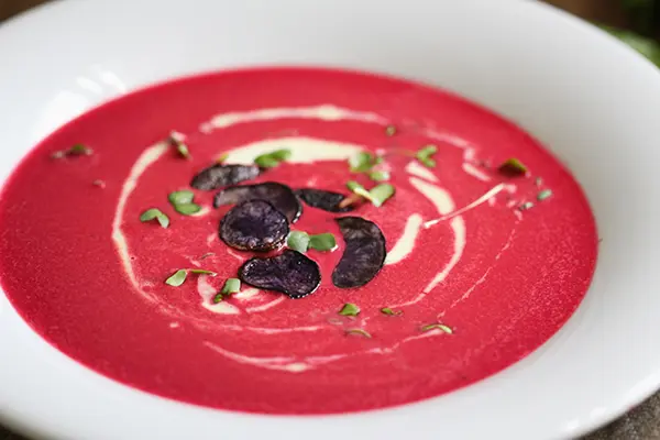 Rote Bete Suppe mit wasabi-Schaum und lila Kartoffel-Chips