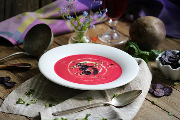 Rote-Bete-Suppe mit Wasabi-Schaum