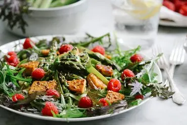 Spargel-Himbeer-Salat mit gebratenem Tempeh