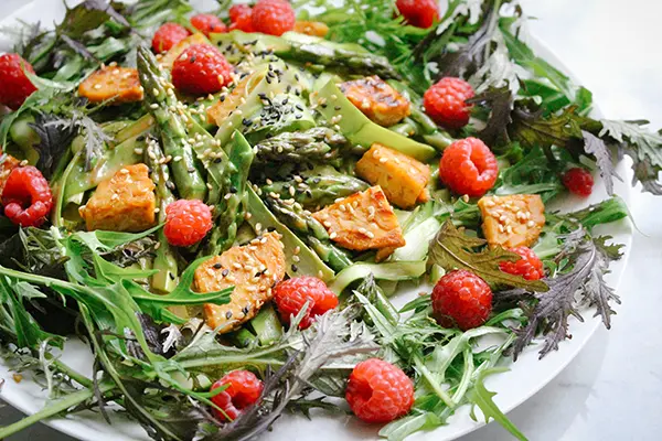 Spargelsalat mit gebratenem Tempeh