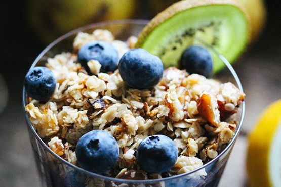 Heidelbeer-Kiwi-Chiapudding mit Knuspermüsli • veggies | vegan