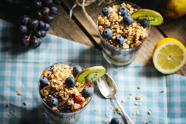 heidelbeer-Kiwi-Chiapudding mit Knuspermüsli