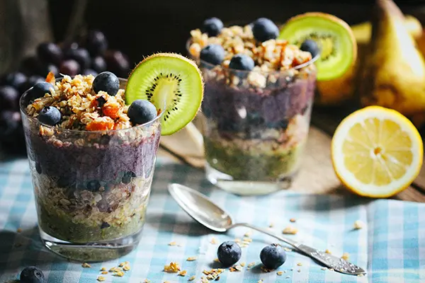 Heidelbeer-Kiwi-Chiapudding mit Knuspermüsli