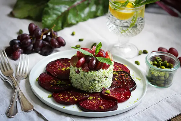 Brokkoli-Tartar mit Roter Bete und Trauben