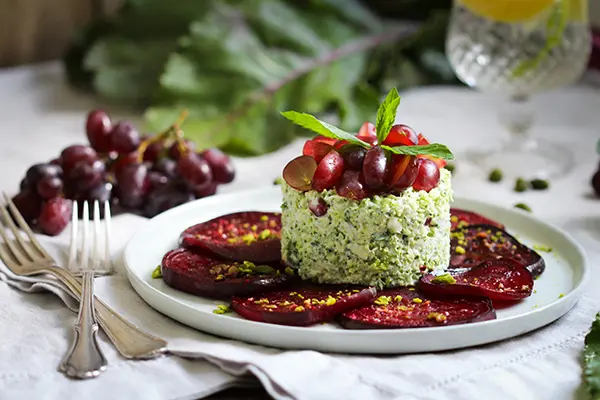 Brokkoli-Tartar mit Roter Bete und Trauben