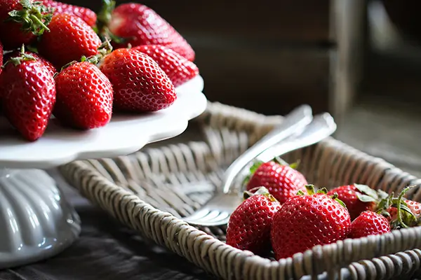 Frische Erdbeeren für leckere vegane Erdbeerrezepte