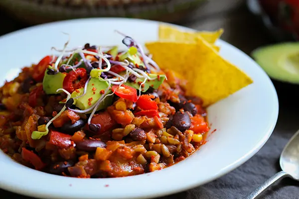 Veganes Grünkernchili mit Avocado - Chili sin Carne vegan