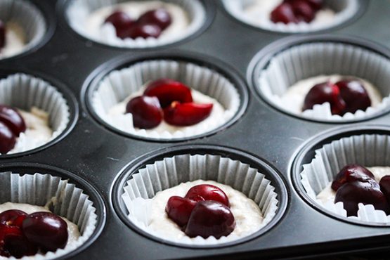 Fruchtige Kokos-Kirsch-Muffins • veggies | vegan