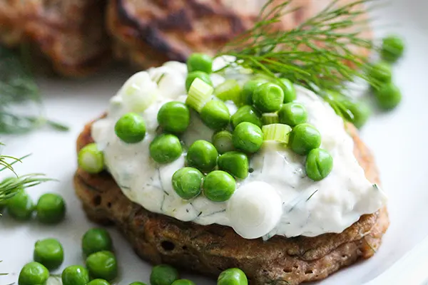 Herzhafte Dill-Pancakes mit Erbsen und Leinöl