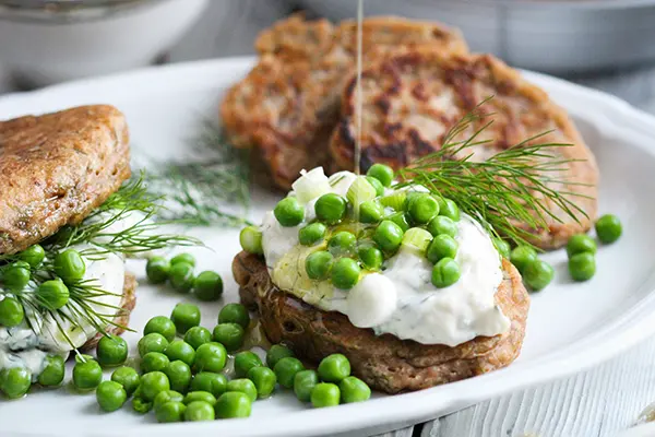 Leinöl über die Pancakes und das Topping gießen