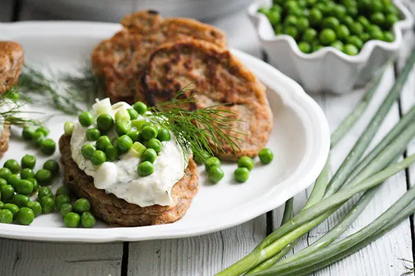 Dill-Pancakes mit Sojajoghurt-Topping und knackigen Erbsen