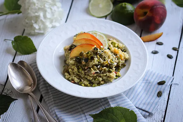 Avocado-Lime-Quinotto mit Pfirsich