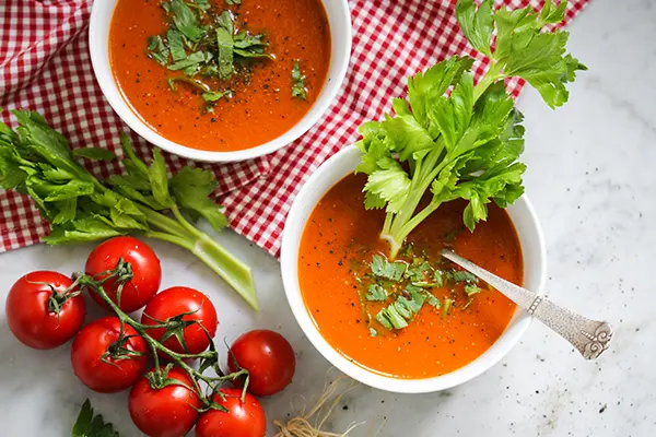 Fruchtige Tomaten-Selleriesuppe