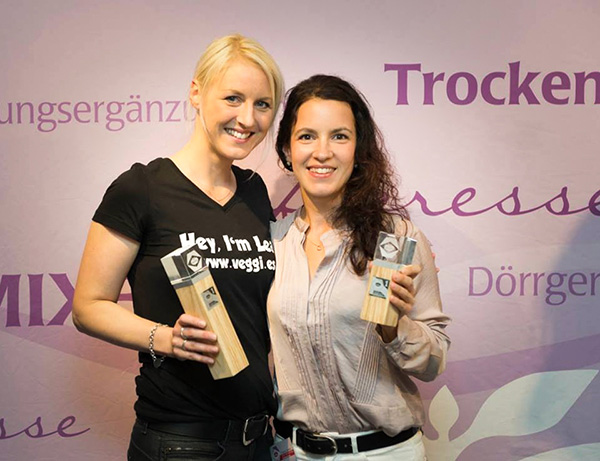 Lea Green von Veggies (1. Platz) & Yvonne vom Blog "Rohkostlady" mit dem Rohkost.Nachwuchspreis
