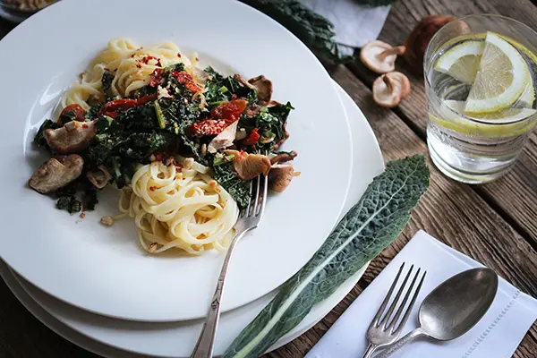 Schwarzkohl-Shiitake-Pasta mit Zedernkernpamesan