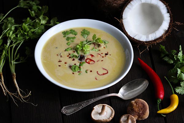 Scharfe Kokos-Curry-Suppe mit Koriander • veggies | vegan