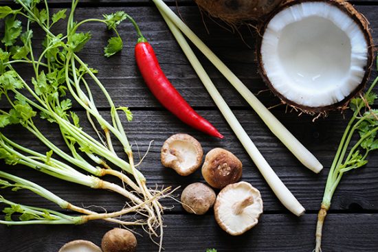 Scharfe Kokos-Curry-Suppe mit Koriander • veggies | vegan