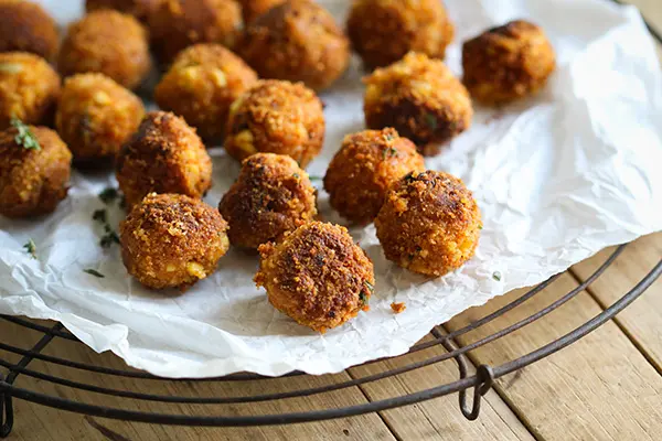 Knusprige, vegane Tofubällchen - vegane Snackbällchen einfaches Rezept