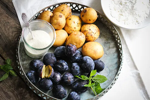 Zutaten für vegane Zwetschkenknödel mit cremiger Vanillesoße