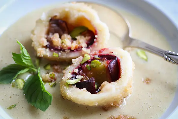 Vegane Zwetschkenknödel mit cremiger Vanillesoße