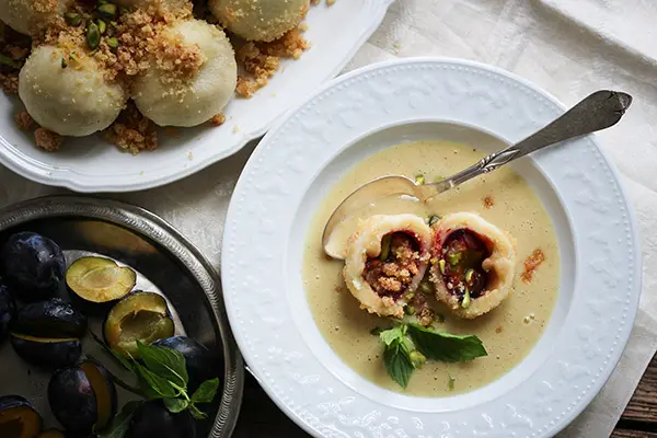 Vegane Zwetschkenknödel in Vanillesoße