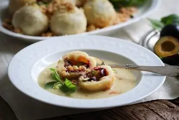 Vegane Zwetschkenknödel mit cremiger Vanillesoße
