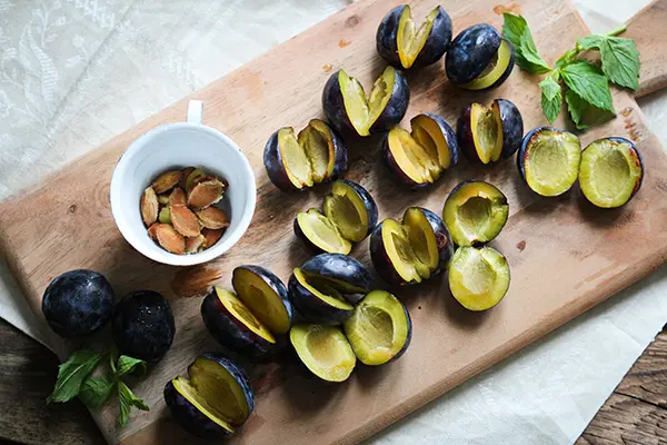 Zutaten für vegane Zwetschkenknödel mit cremiger Vanillesoße