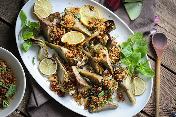 Ofen-Artischocken mit Couscous-Knusper & Minze