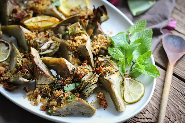 Artischocken mit Couscous-Minz-Bröseln