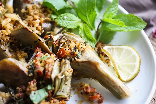 Artischocken mit Couscous-Minz-Bröseln