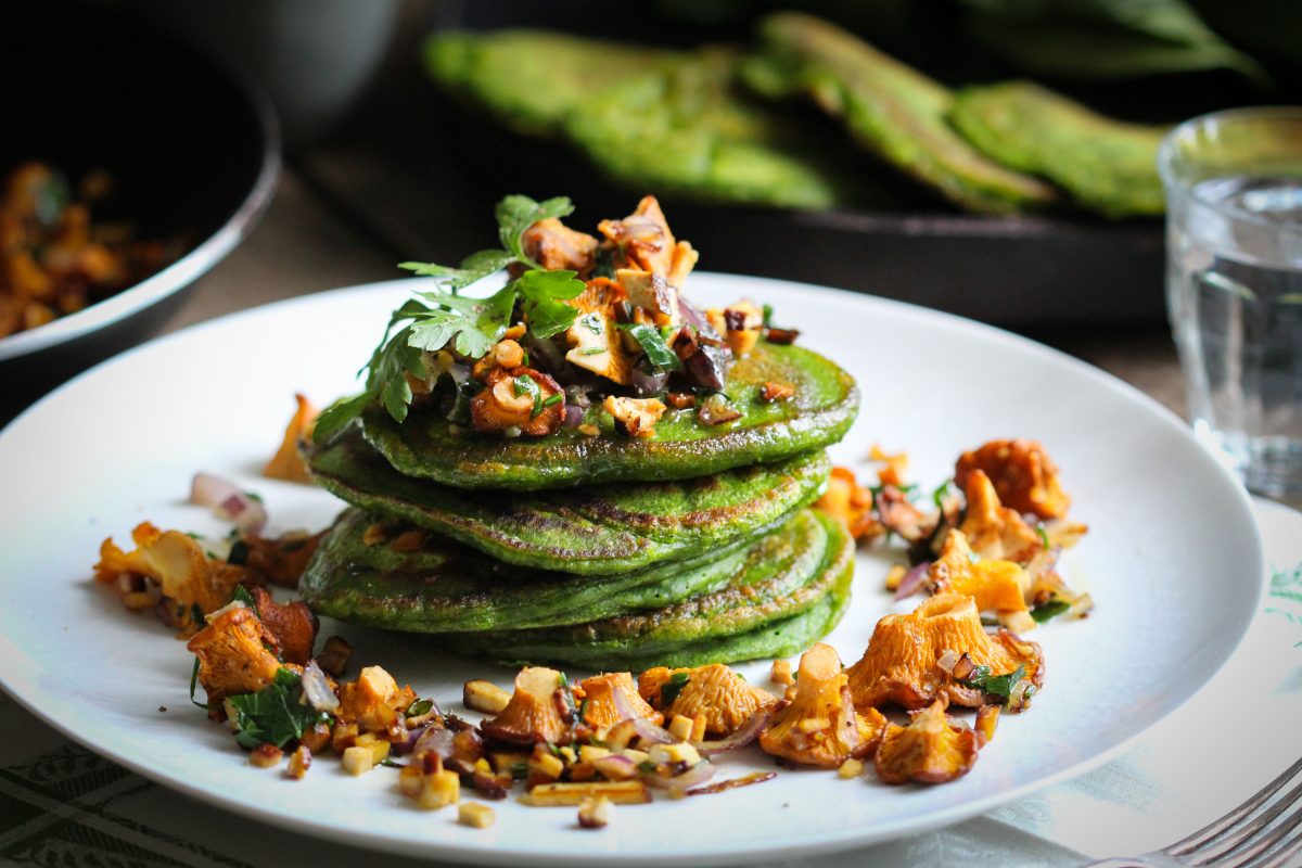 Vegane Spinat-Pancakes mit Pfifferlingen