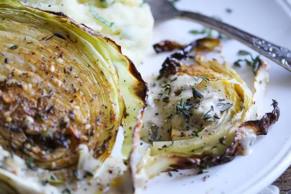 Im Ofen geschmorter Weißkohl mit Zwiebel-Bechamelsoße & Kartoffelpürée