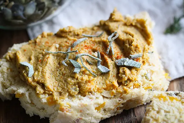 Kürbisbrot mit Karotten-Salbei-Aufstrich