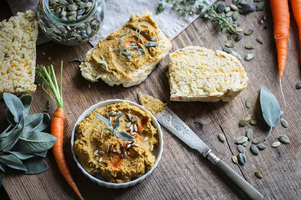 Kürbisbrot mit Karotten-Salbeiaufstrich
