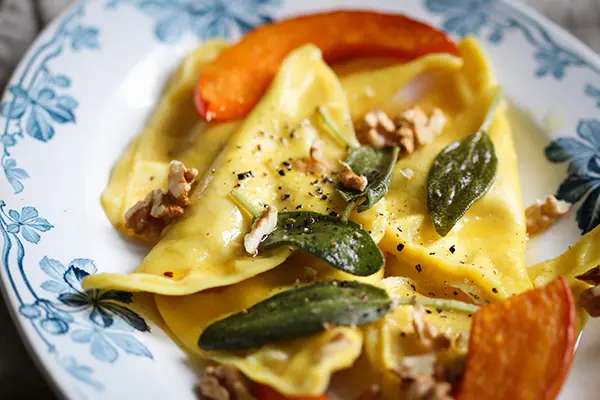 Vegane Kürbisravioli mit Salbeibutter und gehackten Walnüssen
