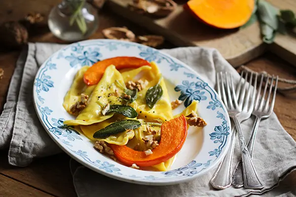 Kürbisravioli in veganer Salbeibutter mit Walnüssen