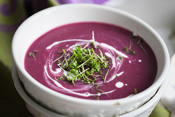 Vegane Rotkrautsuppe mit Kresse
