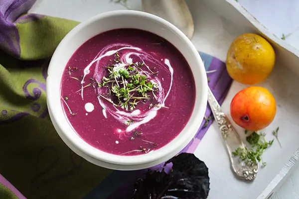 Frichtige Rotkrautsuppe mit Kresse