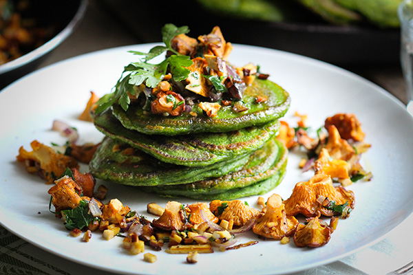 Spinat-Pancakes mit gebratenen Pfifferlingen