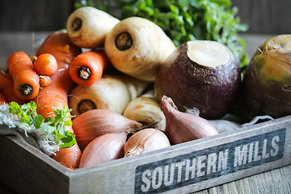 Rübenkiste mit Pastinaen, Möhren, Steckrüben und Schalotten