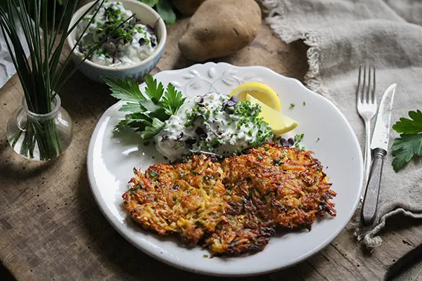 Steckrübenrösti mit veganem Kräuterquark